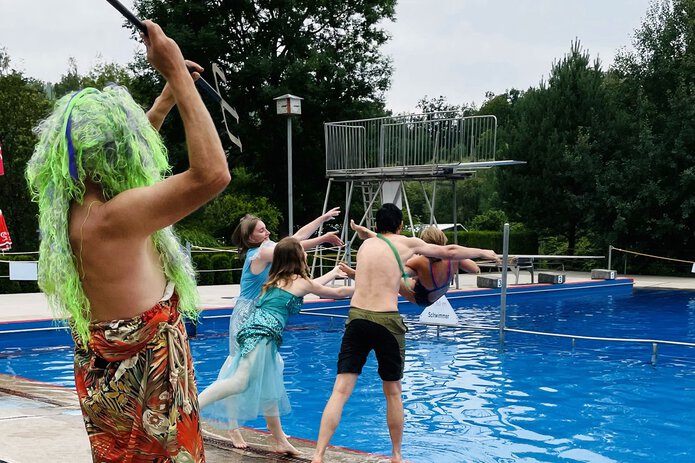 Und wieder geht jemand baden – Neptun und seine Meerjungfrauen sind fleißig am Werk.