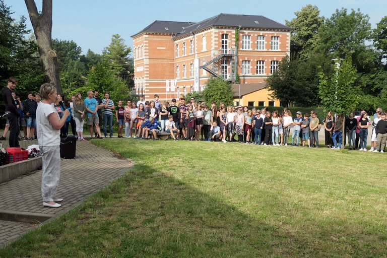 Traditioneller Abschluss des Schuljahres auf dem Schulhof