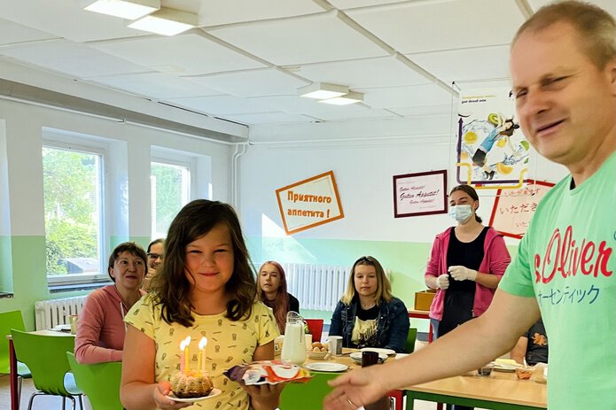 Unser Geburtstagskind Lina bekommt einen kleinen Kuchen, liebevoll zubereitet von Frau Sparschuh, und ein Ständchen – am Tag darauf hatten wir ein 2. Geburtstagskind, unsere Anika, die ebenso einen Kuchen und Sonnenblumen bekam