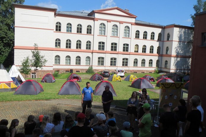 Unser Zeltdorf zwischen weißer Schule und Turnhalle.